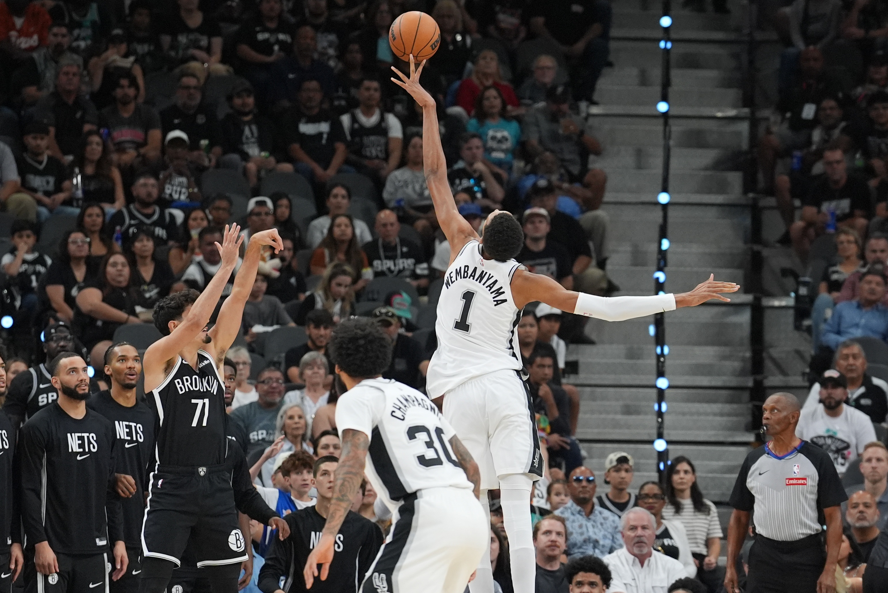 本赛季至今马刺球员正负值榜：尚帕尼+257第1 文班第2 瓦塞尔第3