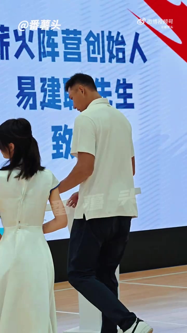 好久不见！易建联现身深圳 出席旗下薪火阵营活动